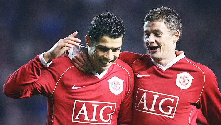 Cristiano Ronaldo (trái) sẽ gặp lại đồng đội cũ Ole Solskjaer, người bây giờ là HLV trưởng của Man United.