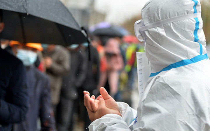 Nhân viên y tế làm việc trong mưa tuyết. (Nguồn: mạng wechat Tân Vân)