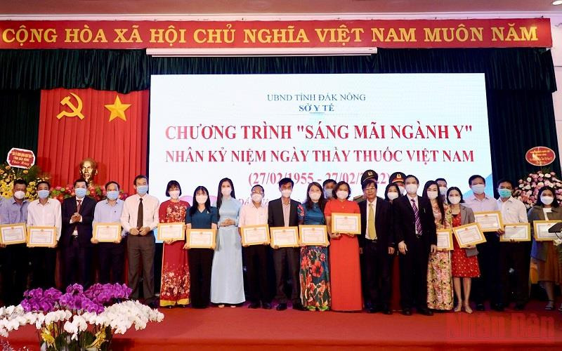 Trao tặng khen thưởng của ngành y tế cho các tập thể và cá nhân có thành tích xuất sắc trong thực hiện nhiệm vụ năm 2021.