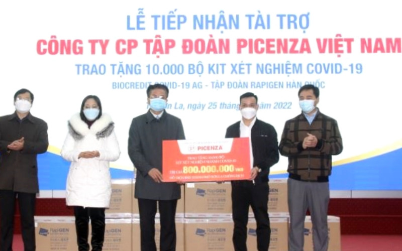 Lãnh đạo thành phố Sơn La tiếp nhận 10.000 bộ kit test kháng nguyên Covid-19.