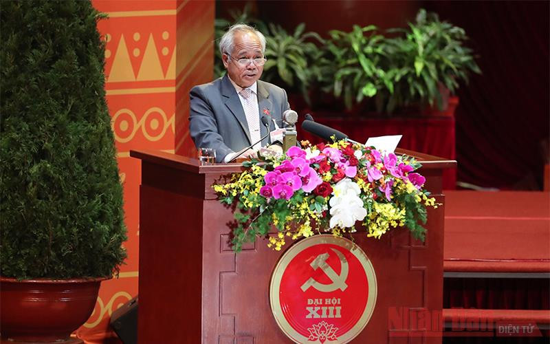 Đồng chí A Pớt, Phó Bí thư Thường trực Tỉnh ủy Kon Tum trình bày tham luận. (Ảnh: DUY LINH)