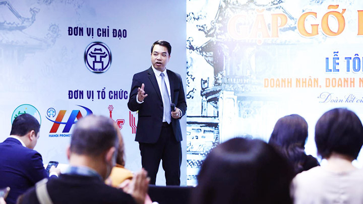 Ông Mạc Quốc Anh, Phó Chủ tịch Hanoisme thông tin về lễ tôn vinh doanh nhân, doanh nghiệp Thăng Long 2021. Nguồn: hanoimoi.com.vn