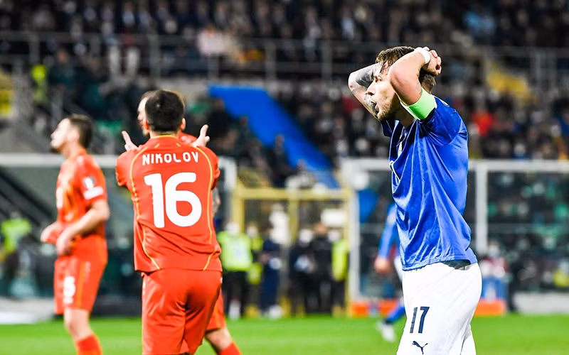 Italia (áo xanh) chính thức dừng cuộc chơi. (Ảnh: Getty Images)