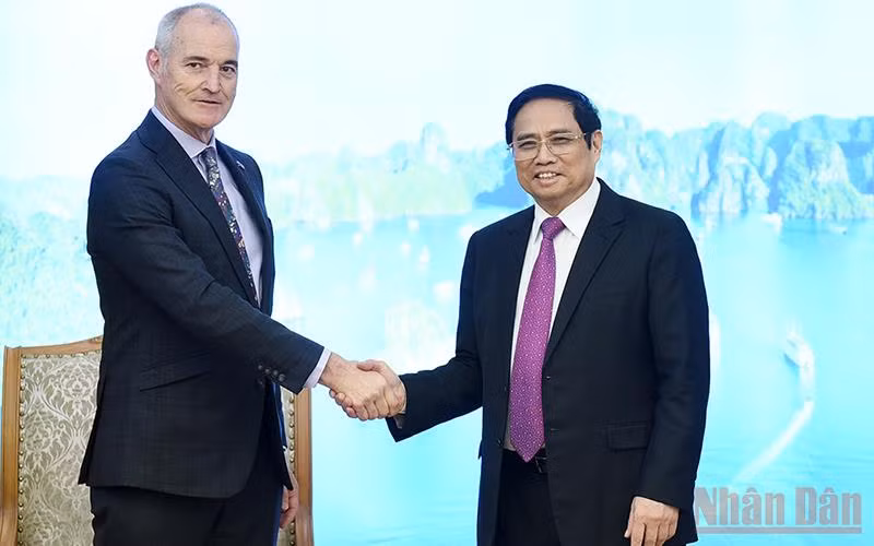 Thủ tướng Phạm Minh Chính tiếp Giáo sư Alec Cameron, Chủ tịch Đại học RMIT (Australia). (Ảnh: Trần Hải)