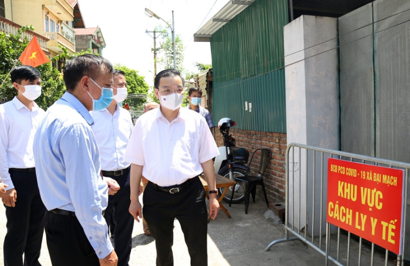 Chủ tịch UBND TP Hà Nội Chu Ngọc Anh kiểm tra công tác phòng, chống dịch Covid-19 tại thôn Mai Châu, xã Đại Mạch, huyện Đông Anh.
