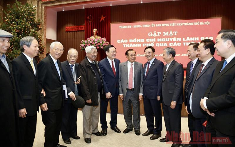 Đồng chí Vương Đình Huệ, Ủy viên Bộ Chính trị, Bí thư Thành ủy Hà Nội cùng các đồng chí lãnh đạo thành phố và các đại biểu dự buổi gặp mặt. (Ảnh: DUY LINH)