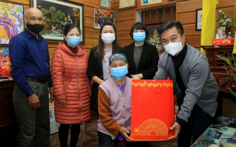Văn phòng Thường trú Báo Nhân Dân tại tỉnh Thái Bình tặng quà Tết cho mẹ Việt Nam anh hùng Nguyễn Thị Sa ở thành phố Thái Bình.