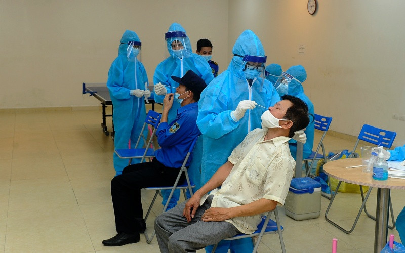 Nhân viên y tế lấy mẫu xét nghiệm Covid-19 cho nhân dân tổ 32, phường Vĩnh Hưng, quận Hoàng Mai (Hà Nội). (Ảnh: Đăng Khoa)