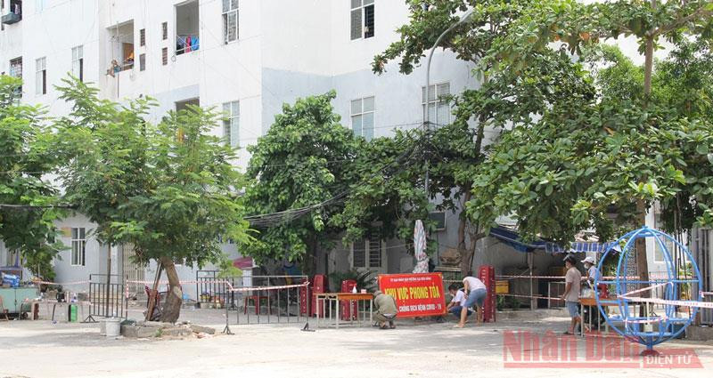 Đà Nẵng phong tỏa một khu chung cư tại phường Nại Hiên Đông, quận Sơn Trà, liên quan đến ca nhiễm vừa phát hiện. 