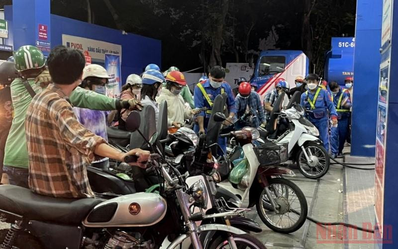 Khách hàng đông nghịt tại Cửa hàng xăng dầu số 5, đường Lê Văn Việt, phường Hiệp Phú (thành phố Thủ Đức)