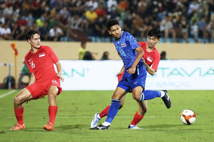 U23 Singapore (áo đỏ) mất thế trận từ ngay đầu hiệp 2. (Ảnh: TTXVN)