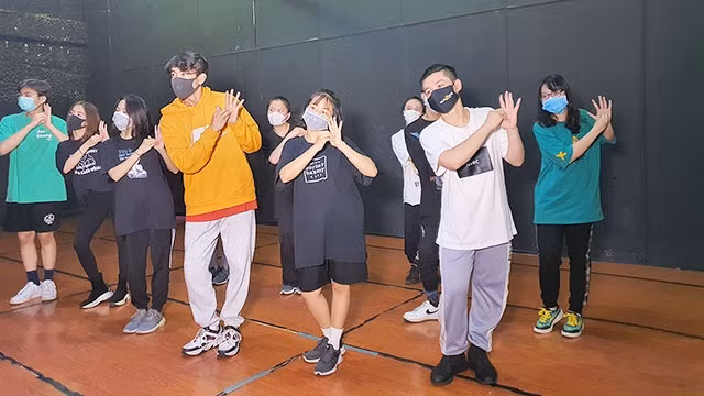 Vũ công Quang Đăng cùng các cộng sự thể hiện “Vũ điệu rửa tay” trên nền nhạc bài “Ghen Cô Vy”. Ảnh: Nhân vật cung cấp