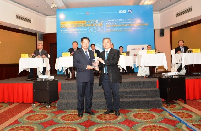 Phó Tổng Giám đốc VNPT VinaPhone Nguyễn Trường Giang nhận giải thưởng.