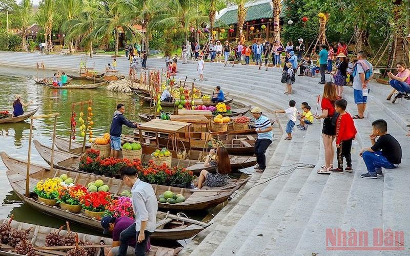 Du khách tham quan công trình chợ nổi miền tây tại Khu phức hợp giải trí Khang Thông (Happyland), huyện Bến Lức (Long An).