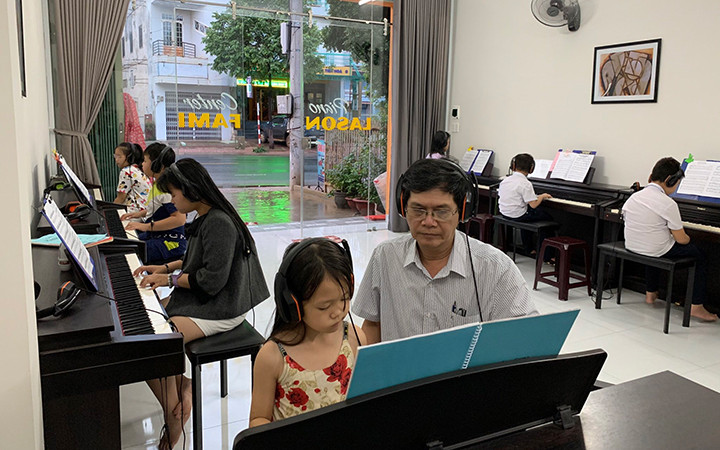 Một buổi học pi-a-nô tại Trung tâm LaSolFaMi, TP Buôn Ma Thuột.