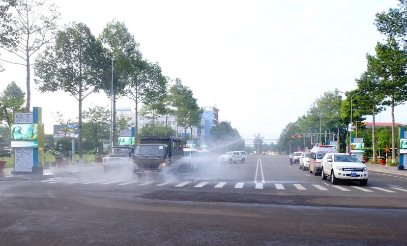 Bình Phước phun khử khuẩn các địa điểm tập trung đông người phòng, chống Covid-19.