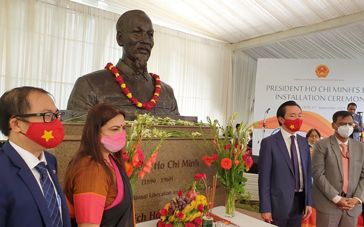 Lễ đặt tượng Chủ tịch Hồ Chí Minh tại thủ đô New Delhi, Ấn Độ.