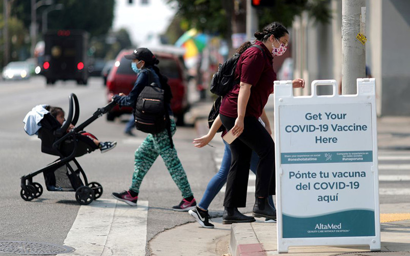 Mỹ kêu gọi người dân tiêm chủng đầy đủ. Ảnh Reuters