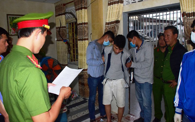 Đối tượng Lê Công Bình bị cơ quan công an bắt giữ.