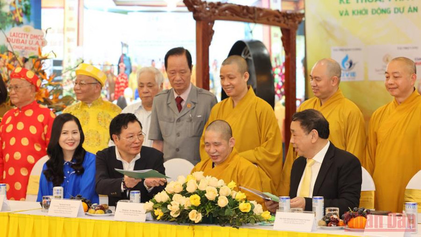 Ký kết hợp tác chương trình phát huy văn hóa, y học dân tộc giữa các đơn vị.