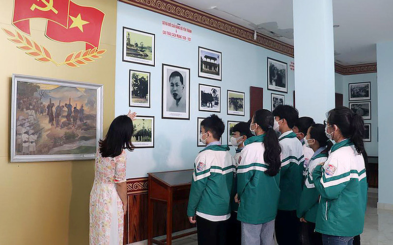 Học sinh Trường THCS Phan Ðăng Lưu (huyện Yên Thành, tỉnh Nghệ An) nghe giới thiệu tóm tắt cuộc đời, hoạt động của nhà cách mạng tiền bối Phan Ðăng Lưu. (Ảnh Trung tâm Văn hóa Thể thao và Truyền thông Yên Thành)