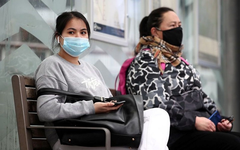 Người dân thành phố Auckland, New Zealand đeo khẩu trang chờ xe buýt. (Ảnh: Reuters)