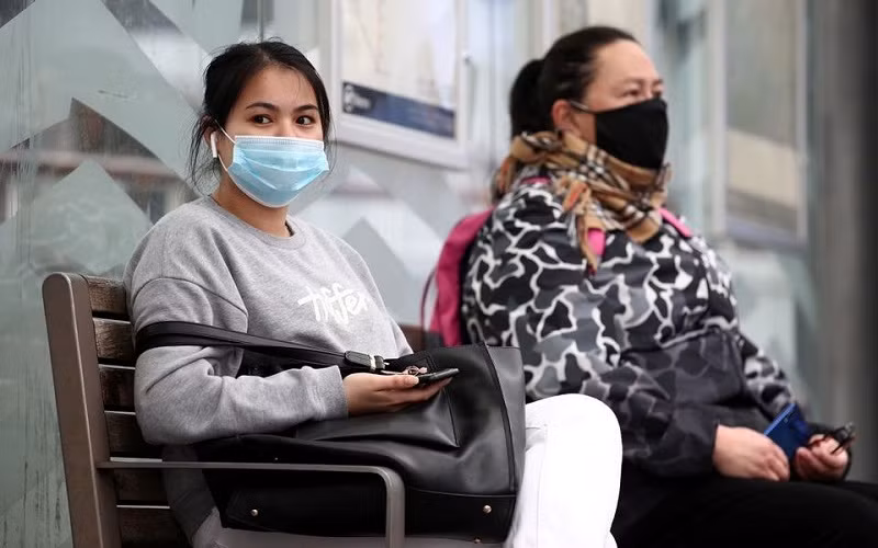 Người dân thành phố Auckland, New Zealand đeo khẩu trang chờ xe buýt. (Ảnh: Reuters)