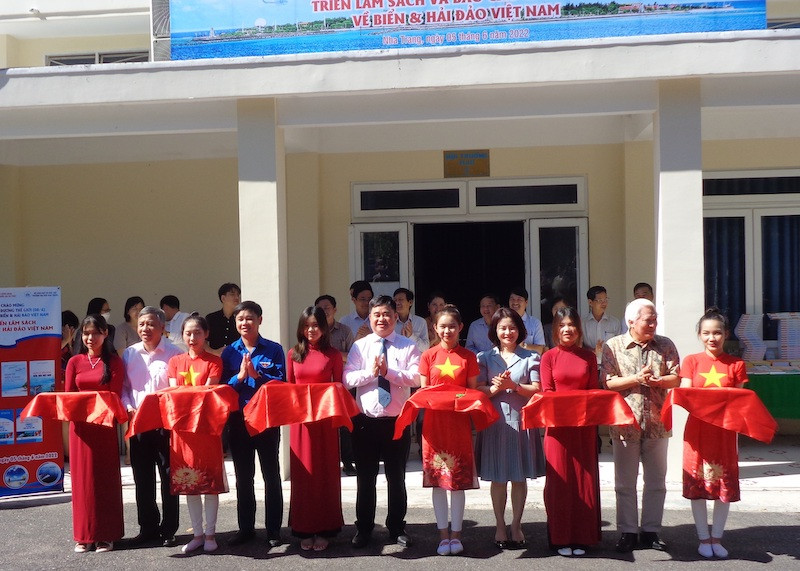 Cắt băng khai mạc Triển lãm sách.