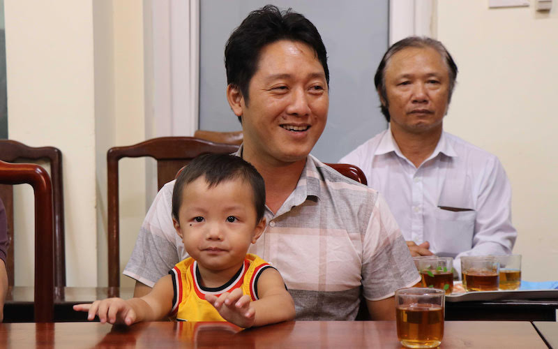 Cháu Nguyễn Cao Gia Bảo được các lực lượng chức năng trao về với gia đình an toàn.