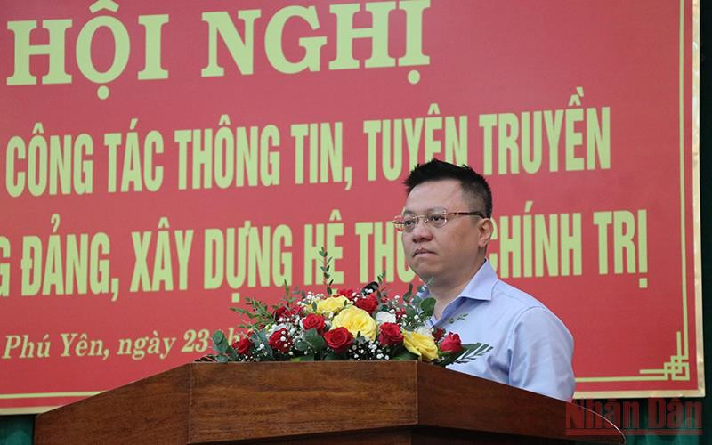Đồng chí Lê Quốc Minh, Tổng Biên tập Báo Nhân Dân truyền đạt chuyên đề đổi mới sáng tạo của báo chí trong nội dung thông tin về xây dựng Đảng và hệ thống chính trị.
