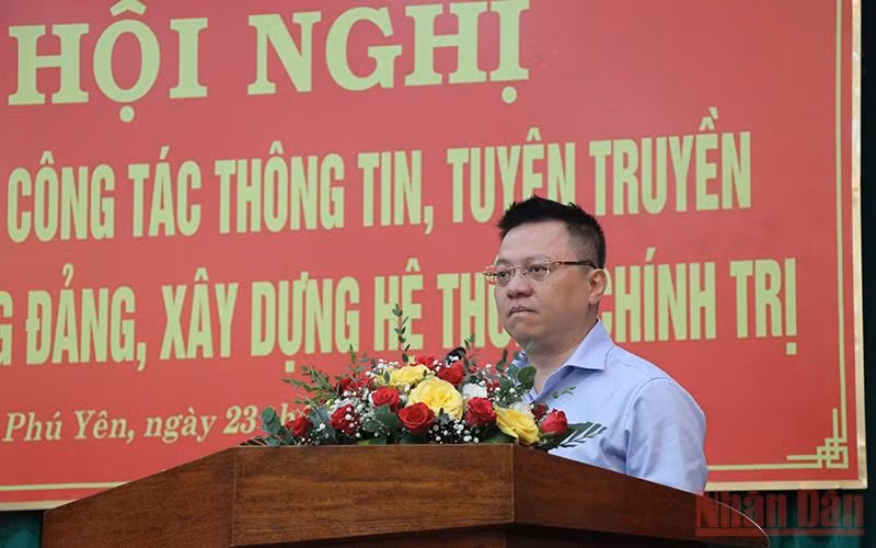 Đồng chí Lê Quốc Minh, Tổng Biên tập Báo Nhân Dân truyền đạt chuyên đề đổi mới sáng tạo của báo chí trong nội dung thông tin về xây dựng Đảng và hệ thống chính trị.