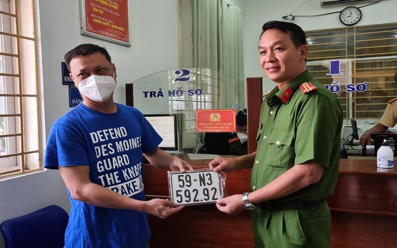 Người dân xã Vĩnh Lộc B, huyện Bình Chánh đăng ký thành công biển số xe máy tại trụ sở UBND xã. 