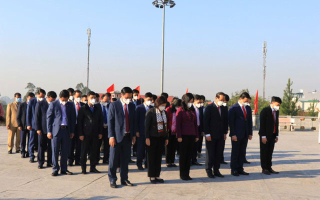 Các đại biểu thành kính tưởng niệm đồng chí Ngô Gia Tự tại Công viên Ngô Gia Tự.