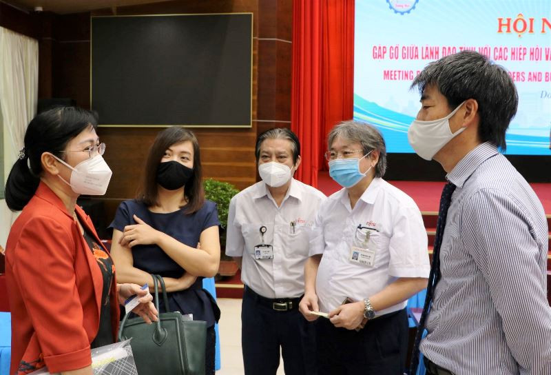 Lãnh đạo UBND tỉnh Đồng Nai trao đổi với doanh nghiệp FDI về các biện pháp khôi phục sản xuất.