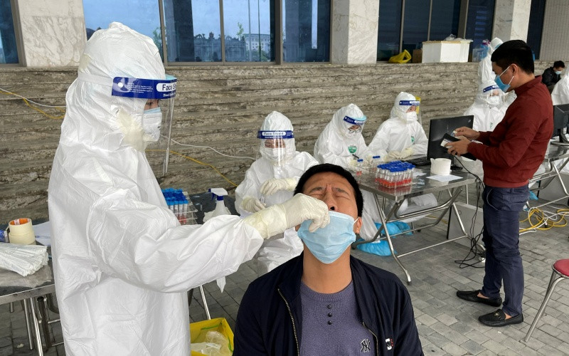 CDC Hải Dương lấy mẫu xét nghiệm SARS-CoV-2 cho học sinh, sinh viên .