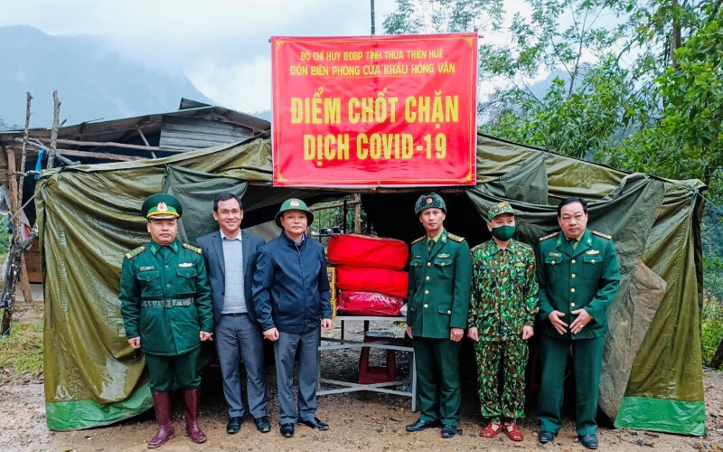 Lực lượng đang làm nhiệm vụ trên các đường mòn lối mở dọc tuyến biên giới.