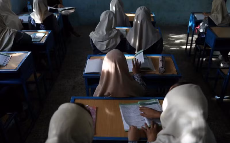 Các nữ sinh Afghanistan trong một lớp học ở Kabul, tháng 9/2021. (Ảnh: Reuters)