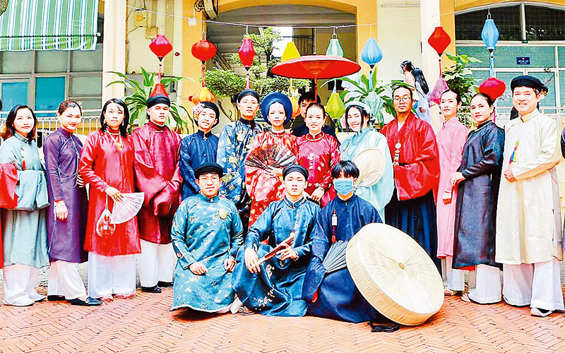 Nhiều bạn trẻ tham gia Ngày hội “Tóc xanh - Vạt áo” lần thứ hai.