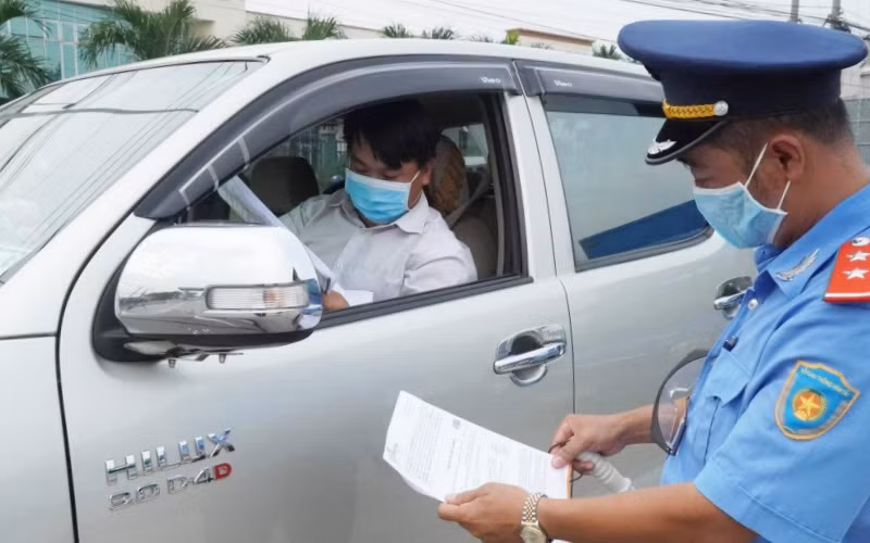 Lực lượng chức năng kiểm tra phương tiện tại Quốc lộ 1K, đoạn qua địa bàn tỉnh Đồng Nai trong đợt dịch Covid-19.