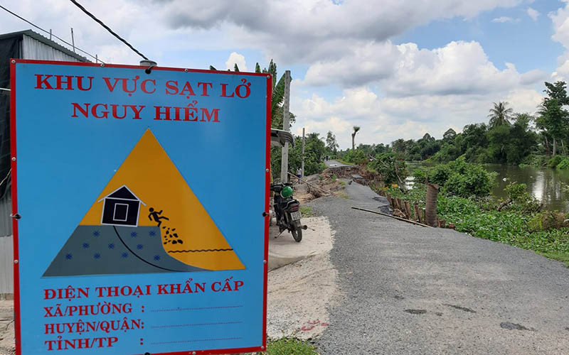 Địa phương cấm biển cảnh báo tại một khu vực sạt lở trên địa bàn xã Hậu Thành, huyện Cái Bè (Tiền Giang).