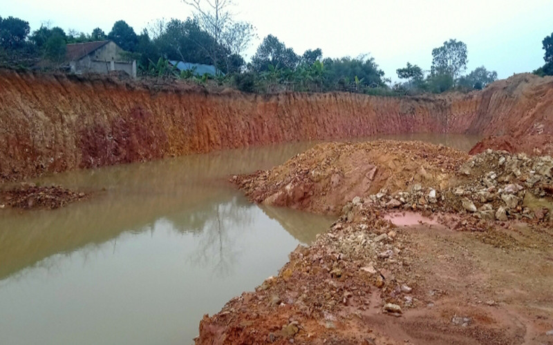Khai thác nham nhở tại nhiều khu vực tại mỏ Núi Lầm, Núi Hiếu. 