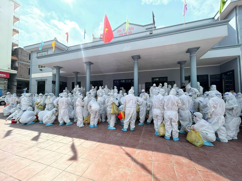 Nắng nóng không làm khó được tinh thần các chiến sĩ áo trắng.