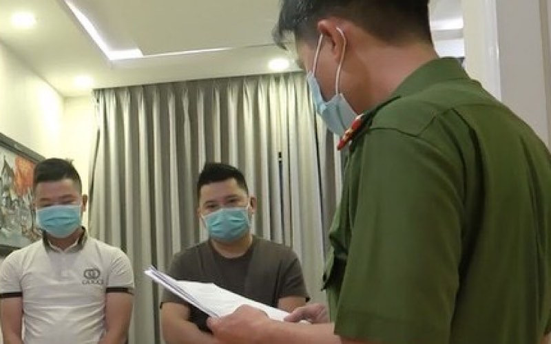 Cơ quan chức năng làm việc với các đối tượng liên quan đến đường dây đánh bạc qua Internet.