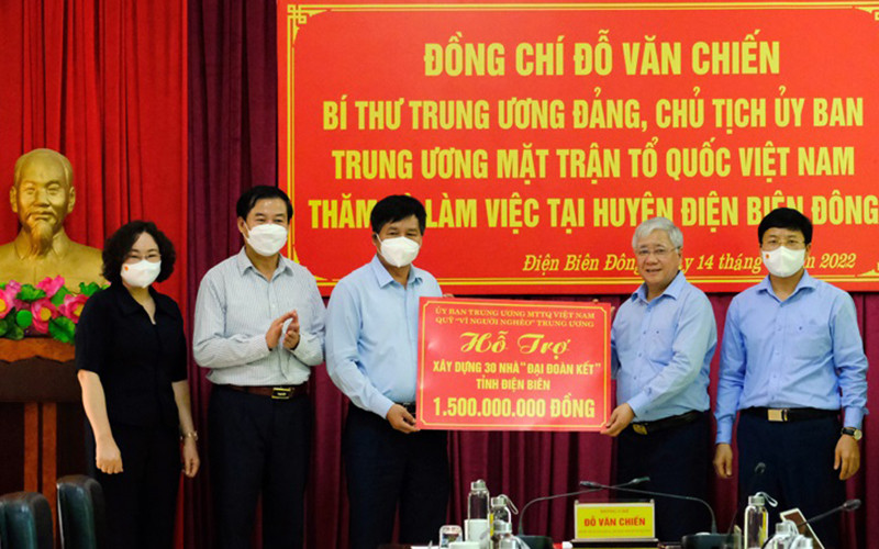 Đồng chí Đỗ Văn Chiến trao 1,5 tỷ đồng làm nhà đại đoàn kết cho người nghèo Điện Biên Đông, tỉnh Điện Biên.