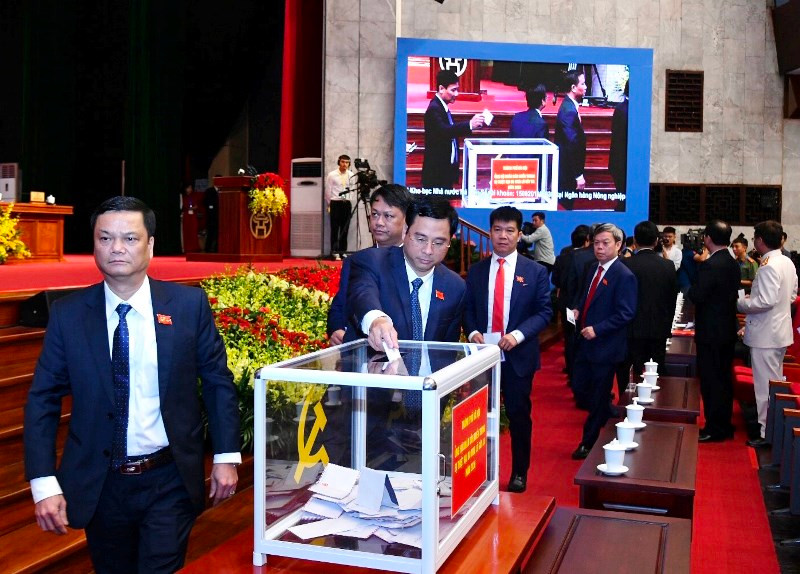 Các đại biểu dự Đại hội Đảng bộ TP Hà Nội lần thứ XVII, quyên góp ủng hộ đồng bào bị ảnh hưởng do thiên tai tại các tỉnh miền trung. (Ảnh: DUY LINH)