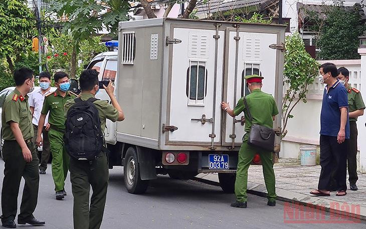 Ông Phạm Văn Điểu (áo thun xanh) bị áp giải lên xe.