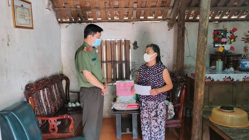Công an huyện Đan Phượng mua nhu yếu phẩm tặng người già neo đơn, khó khăn đi lại.