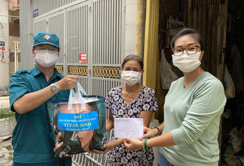 Phường 2, quận 5, TP Hồ Chí Minh trao túi an sinh và tiền mặt hỗ trợ hộ khó khăn bị ảnh hưởng dịch bệnh.