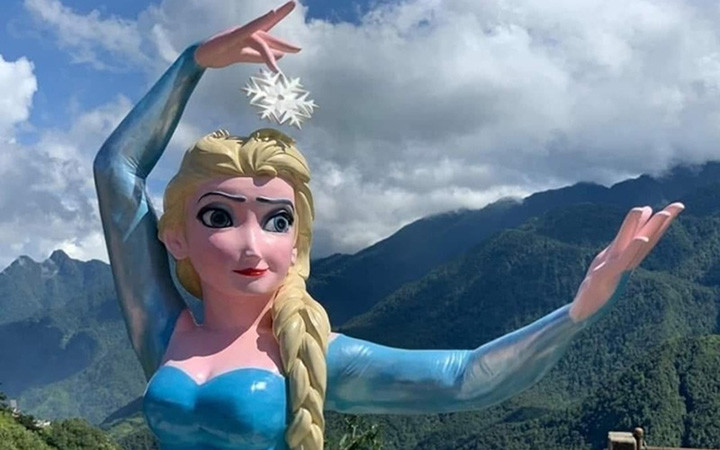 Bức tượng Elsa ở Lào Cai gây tranh cãi thời gian qua (Ảnh minh họa).