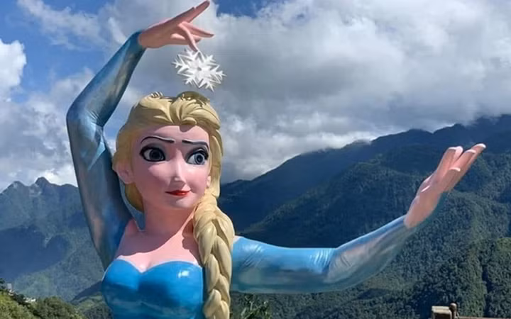 Bức tượng Elsa ở Lào Cai gây tranh cãi thời gian qua (Ảnh minh họa).